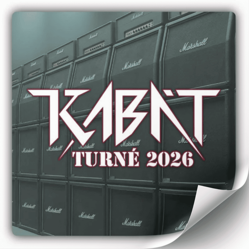 Černý kabát TicketChecker CZ Turné 11.11.26 Praha, detailní pohled na stylový zimní kabát na koncert.